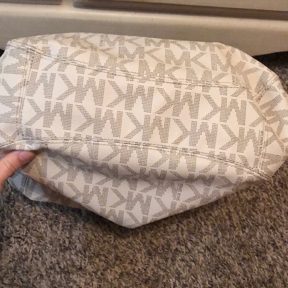 Michael kors cream purse basically brand new! - Picture 7 of 8